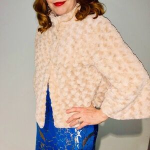 Elegant Light BeigeTextured Women's Jacket-LIKE NEW. Outerwear DEAL.